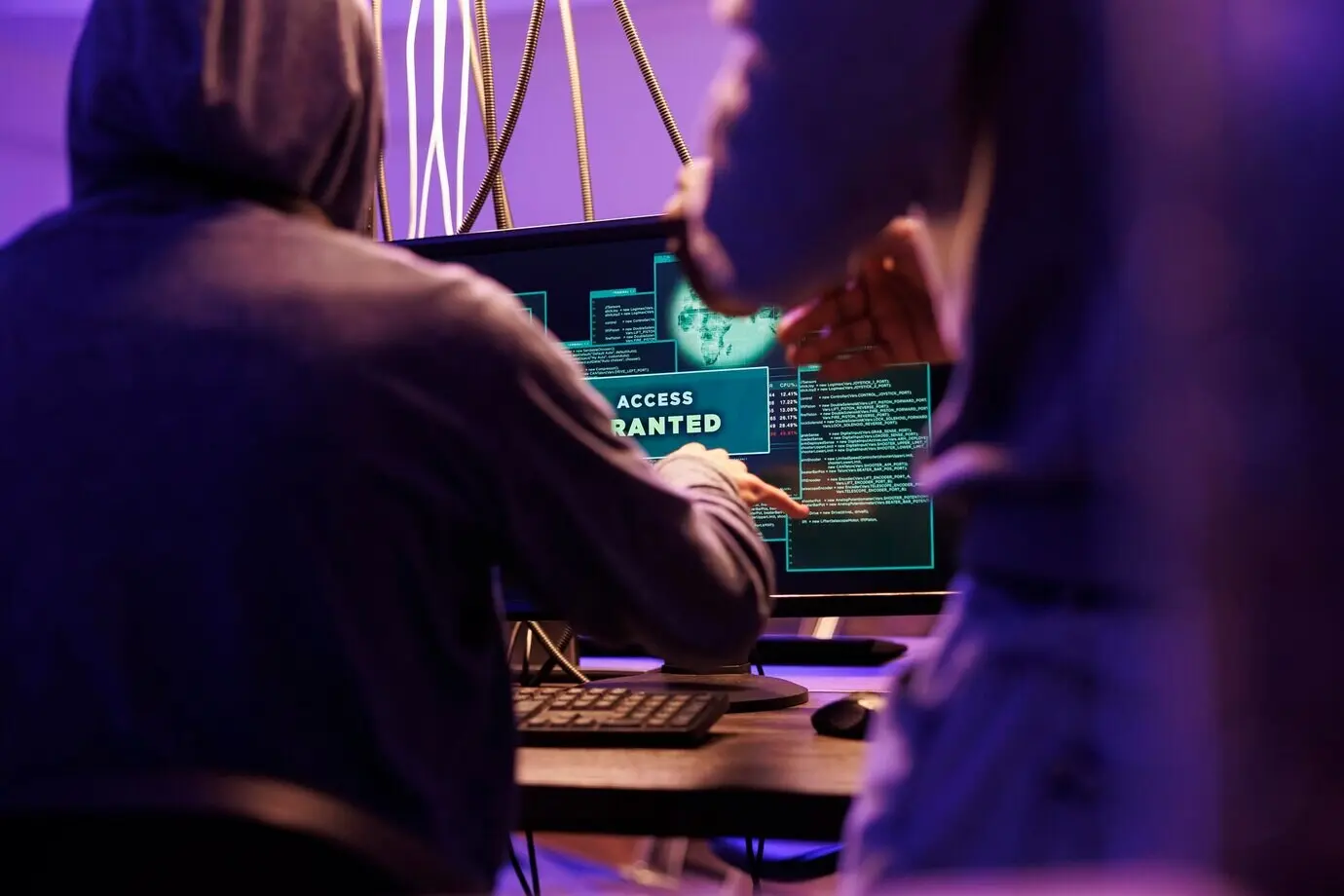 Преступники успешно взламывают систему.